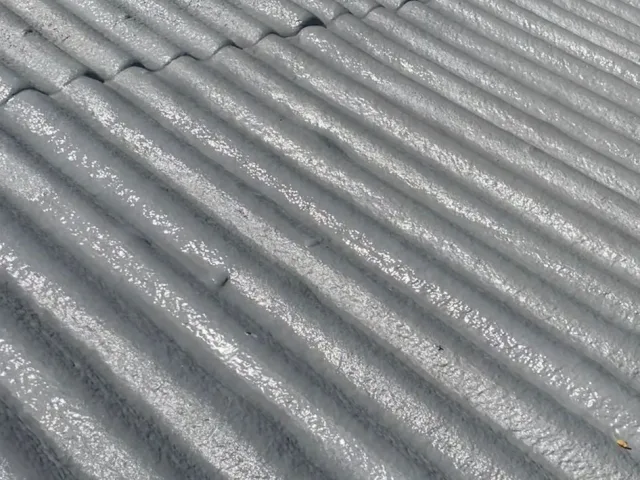 Cubierta de fibrocemento con el acabado blanco impermeabilizante ya aplicado
