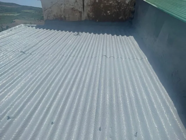 Cubierta de fibrocemento impermeabilizada con acabado blanco, incluidos los encuentros con el peto