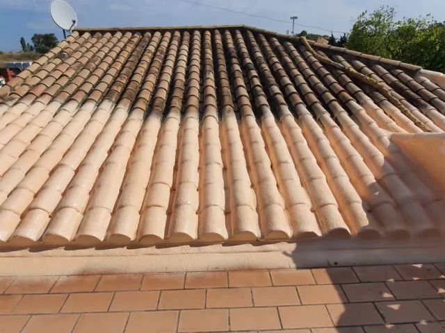 Cubierta de teja de una vivienda terminada tras aislarla con poliuretano proyectado