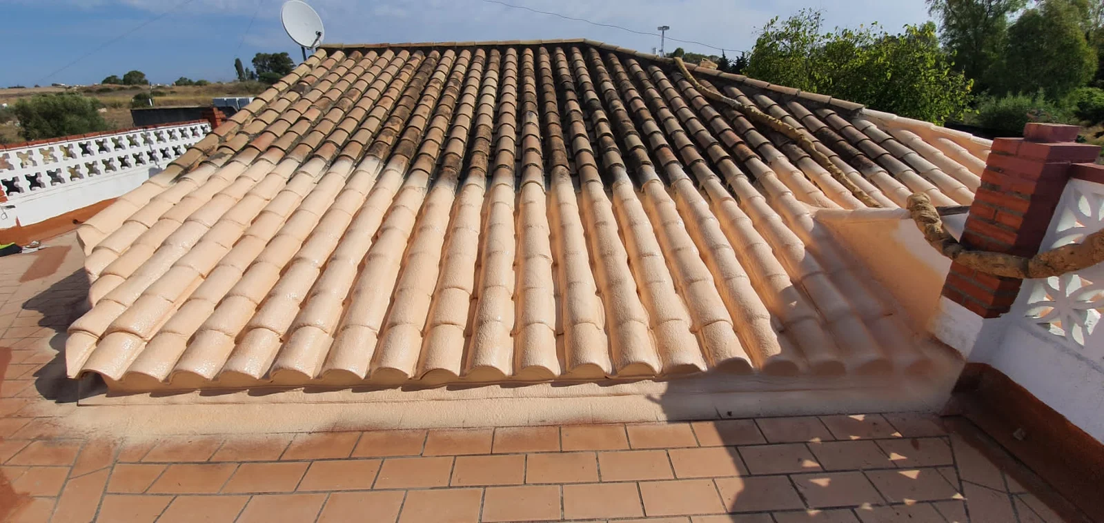 Cubierta de teja de una vivienda terminada tras aislarla con poliuretano proyectado