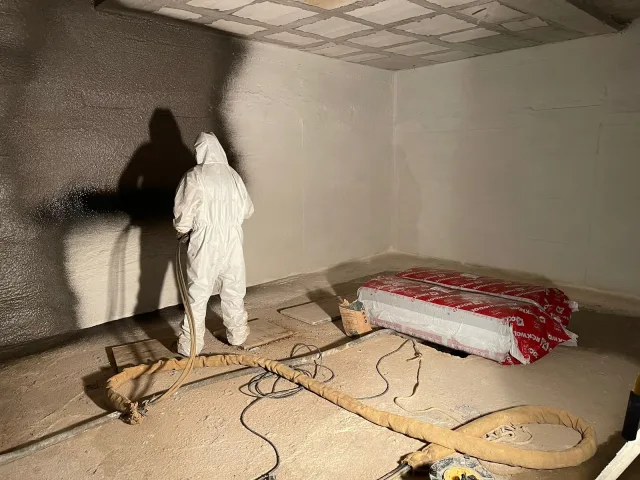 Habitación con paredes y techo aislados con poliuretano proyectado, sin juntas en los encuentros