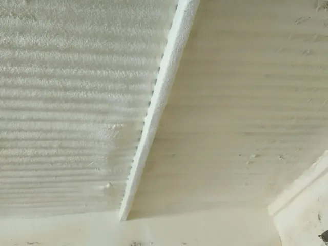 Interior de una nave con la cubierta de chapa aislada con poliuretano proyectado en blanco