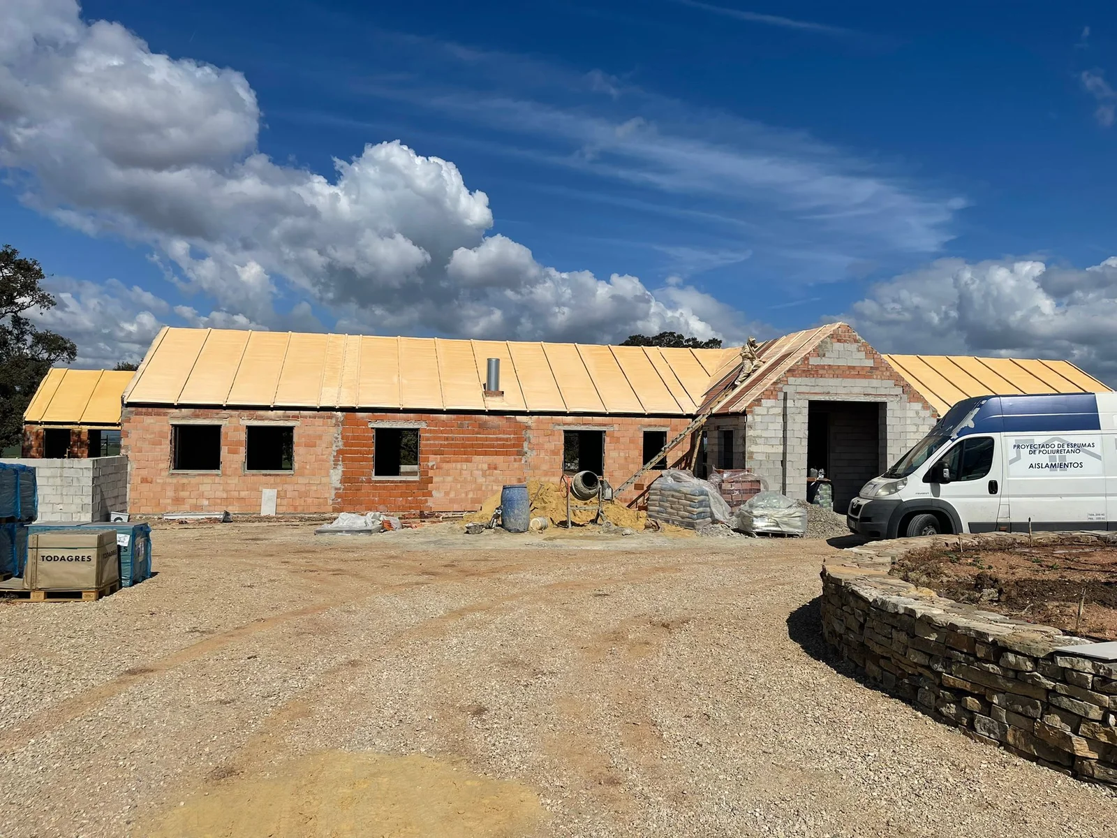 Nave de obra nueva con toda la cubierta aislada con poliuretano proyectado