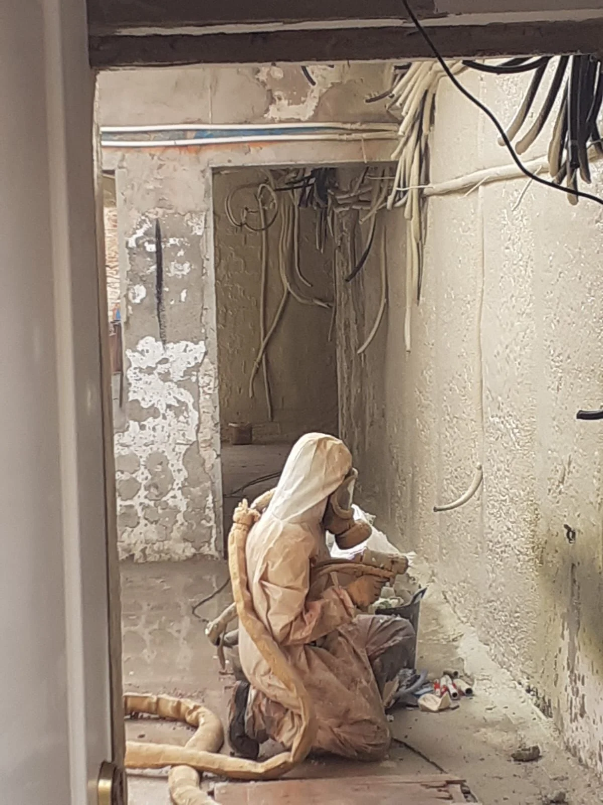 Aplicador proyectando poliuretano en el interior de una vivienda en reforma